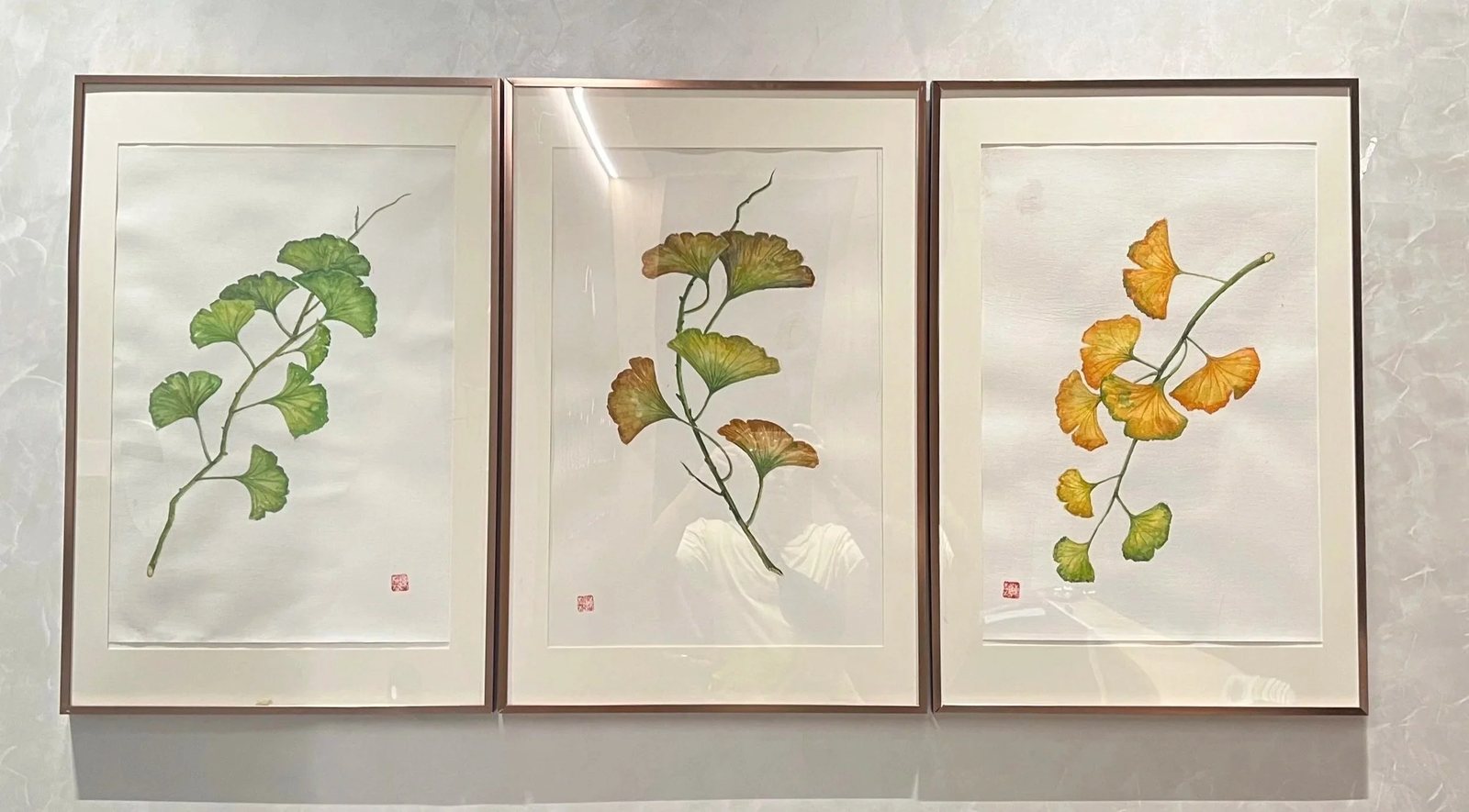 悬挂在 Calm Dental 诊所内的银杏叶三联画，由本地艺术家 Tan LS 绘制