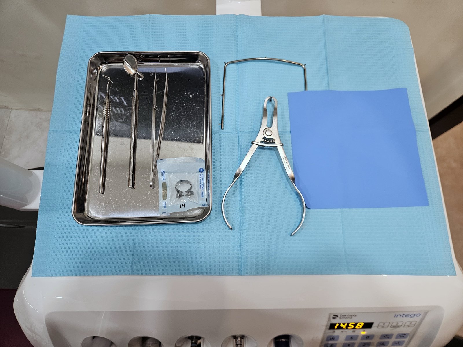 Calm Dental 诊所内已消毒并封装的器械盘
