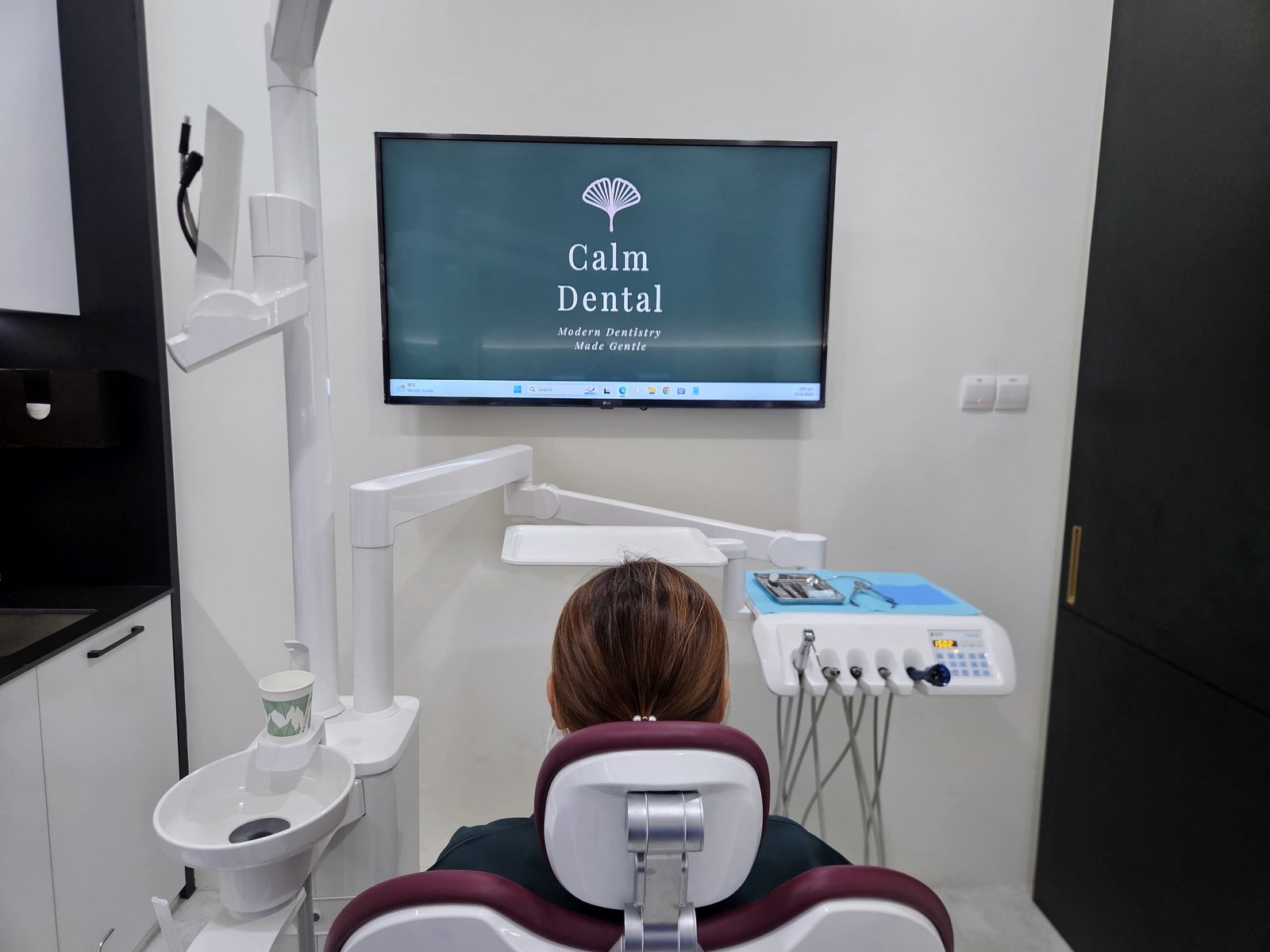 Calm Dental 的诊疗室，屏幕上可显示扫描影像