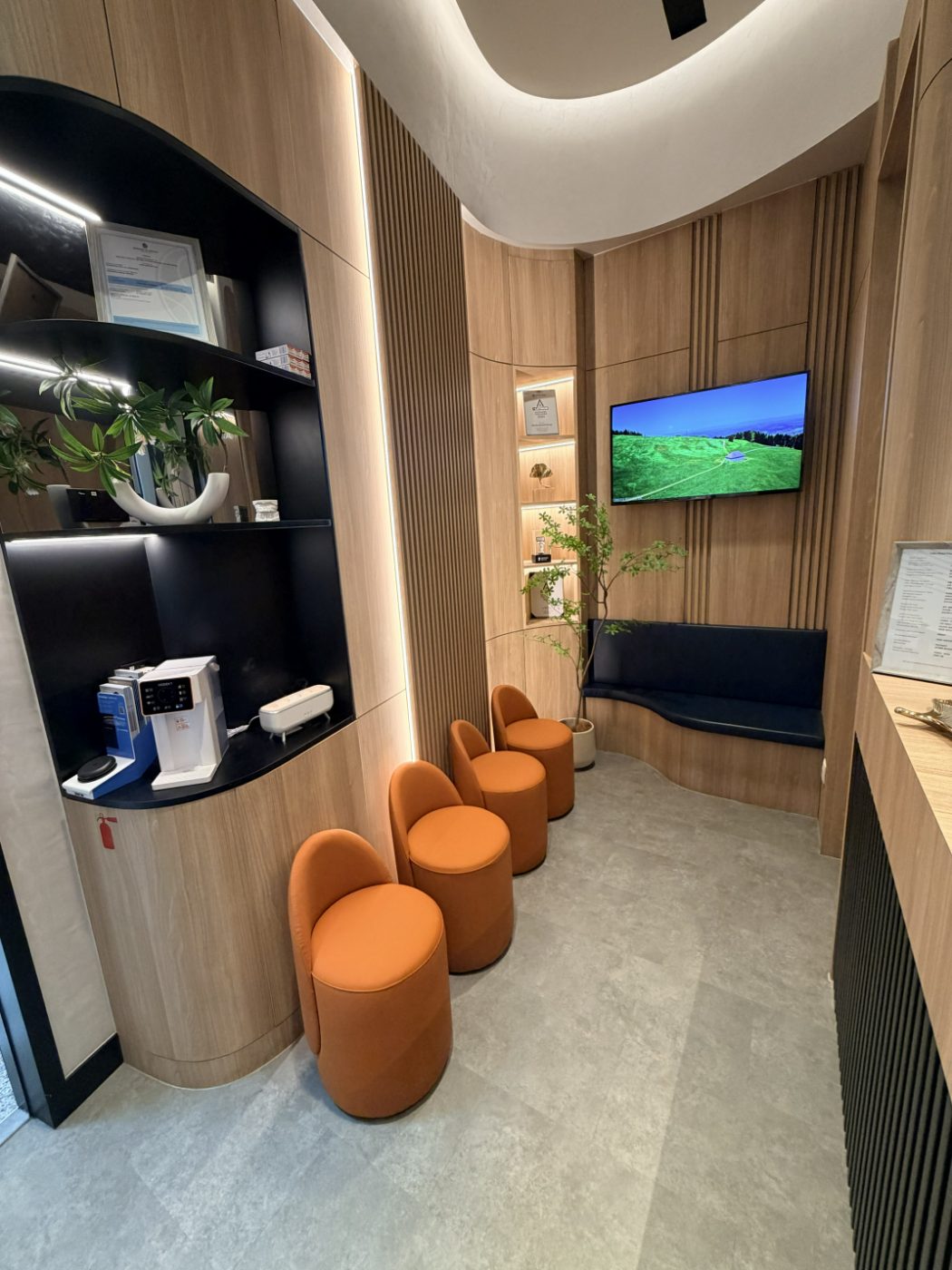 Calm Dental Millenia Walk 的候诊区